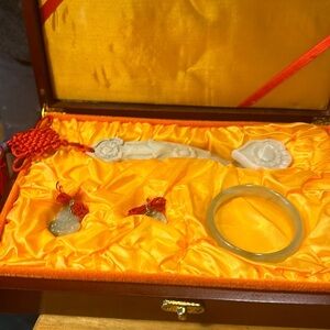 Fine works Jade article. Comes with the wooden box with four items.​